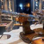 Faca Forjada Integral Inox com Cabo Torcido em Resina Reluzente - Imagem 4