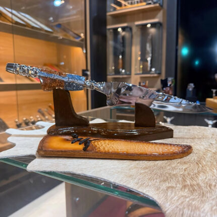 Faca Forjada Integral Inox com Cabo Torcido em Resina Reluzente