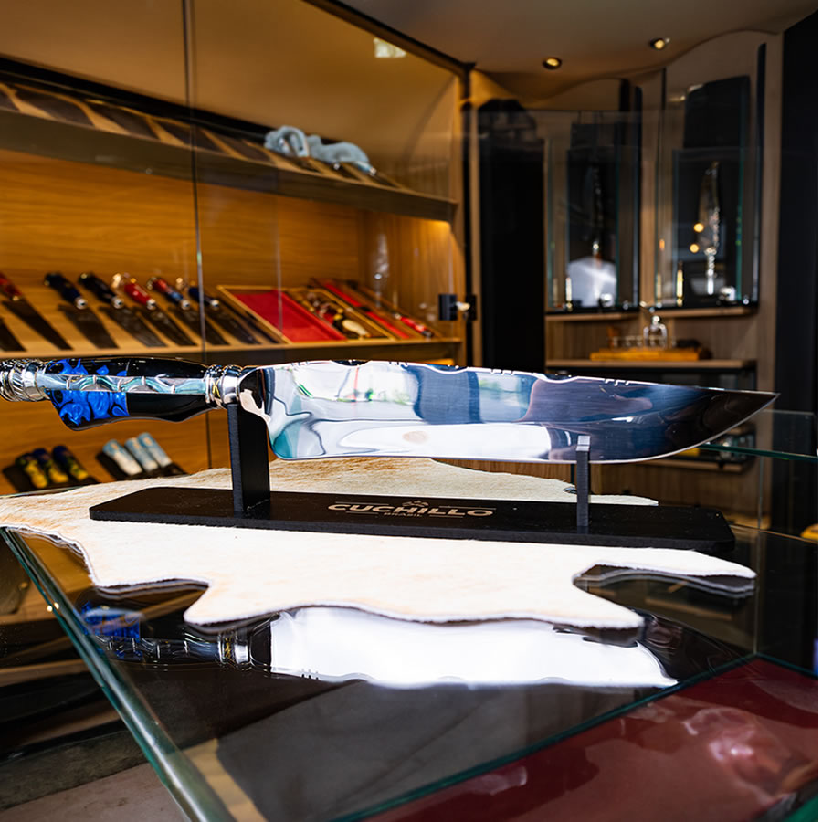 facas-forjadas-integral-12 Faca forjada e inox integral - dorso entalhado - suporte com tridente e garfos - Imagem 1