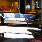 Faca forjada e inox integral - dorso entalhado - suporte com tridente e garfos - Imagem 6