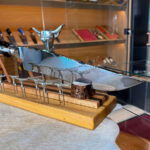 Faca forjada e inox integral - dorso entalhado - suporte com tridente e garfos - Imagem 2