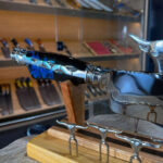 Faca forjada e inox integral - dorso entalhado - suporte com tridente e garfos - Imagem 5