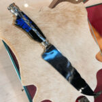 Faca forjada e inox integral - dorso entalhado - suporte com tridente e garfos - Imagem 3