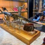 Forjada em inox integral - dorso entalhado - suporte com tridente e garfos - Imagem 3