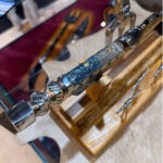 Forjada em inox integral - dorso entalhado - suporte com tridente e garfos - Imagem 5