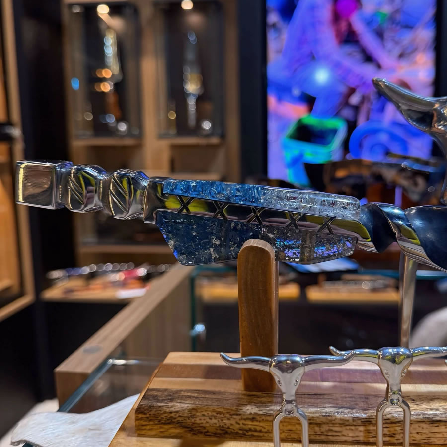 aca-forjada-integral-dorso-entalhado-suporte-com-tridente-e-garfos Forjada em inox integral - dorso entalhado - suporte com tridente e garfos - Imagem 1