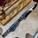 Forjada em inox integral - dorso entalhado - suporte com tridente e garfos - Imagem 7