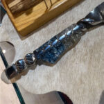 Forjada em inox integral - dorso entalhado - suporte com tridente e garfos - Imagem 8