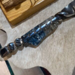 Forjada em inox integral - dorso entalhado - suporte com tridente e garfos - Imagem 10