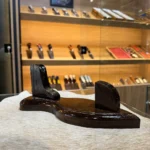 Suporte Rústico de Madeira Envernizada para Faca